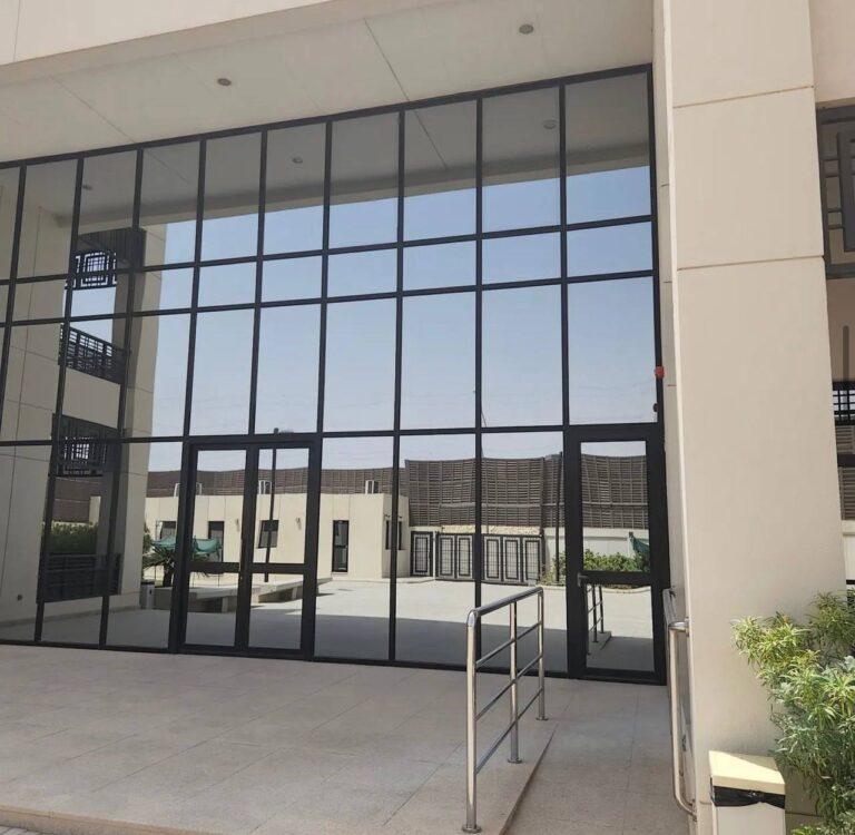 واجهة مبنى زجاجية وألمنيوم